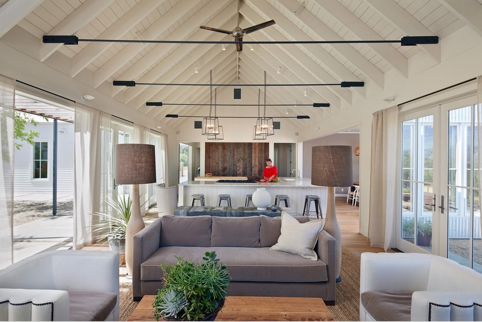 Immagine di un soggiorno country aperto con pareti bianche e pavimento in legno massello medio