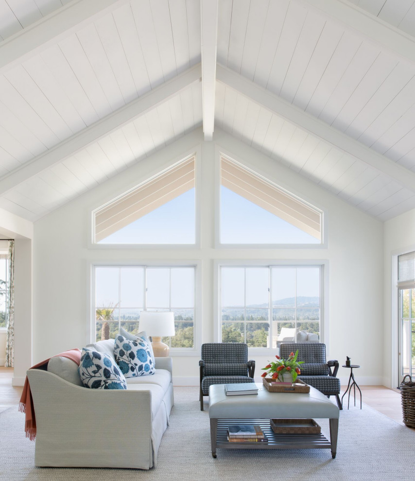 Offenes Klassisches Wohnzimmer mit weißer Wandfarbe, braunem Holzboden, braunem Boden, freigelegten Dachbalken, Holzdielendecke und gewölbter Decke in San Francisco