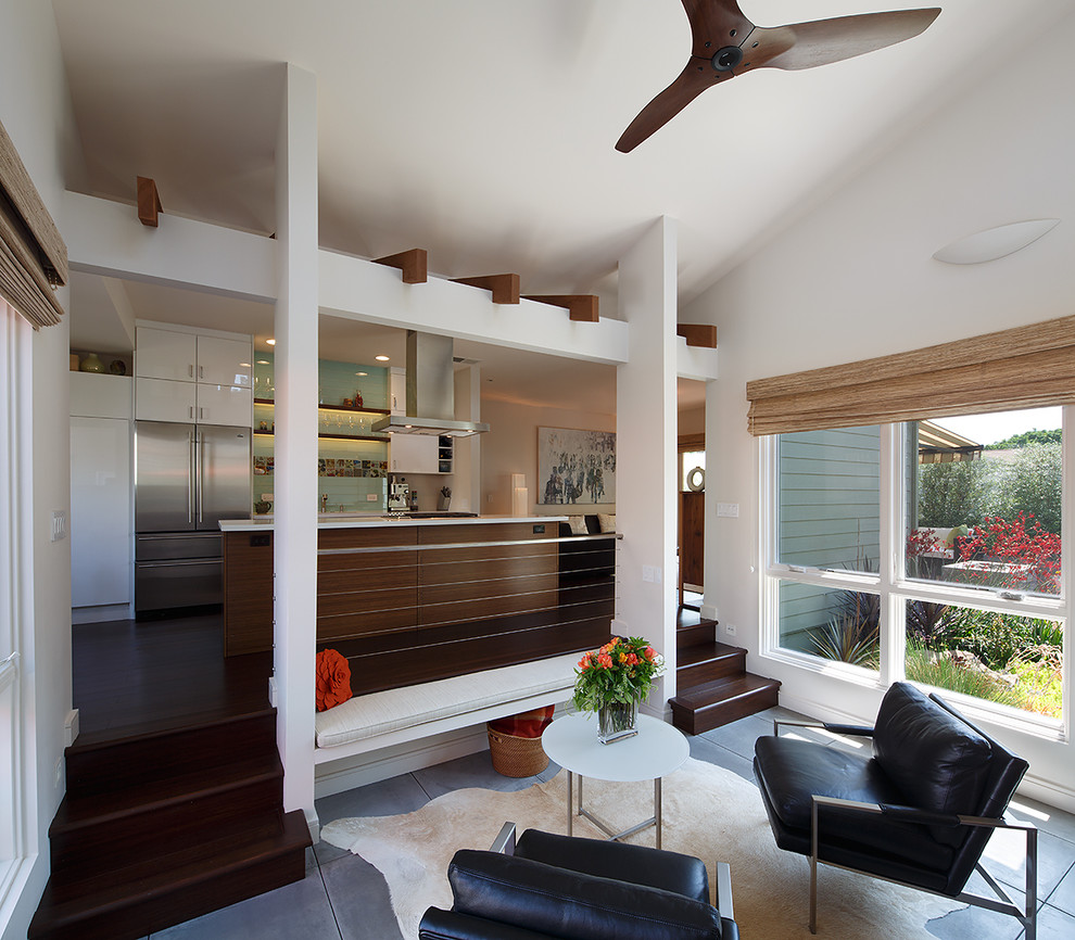 Источник вдохновения для домашнего уюта: открытая гостиная комната среднего размера в современном стиле с бетонным полом и белыми стенами