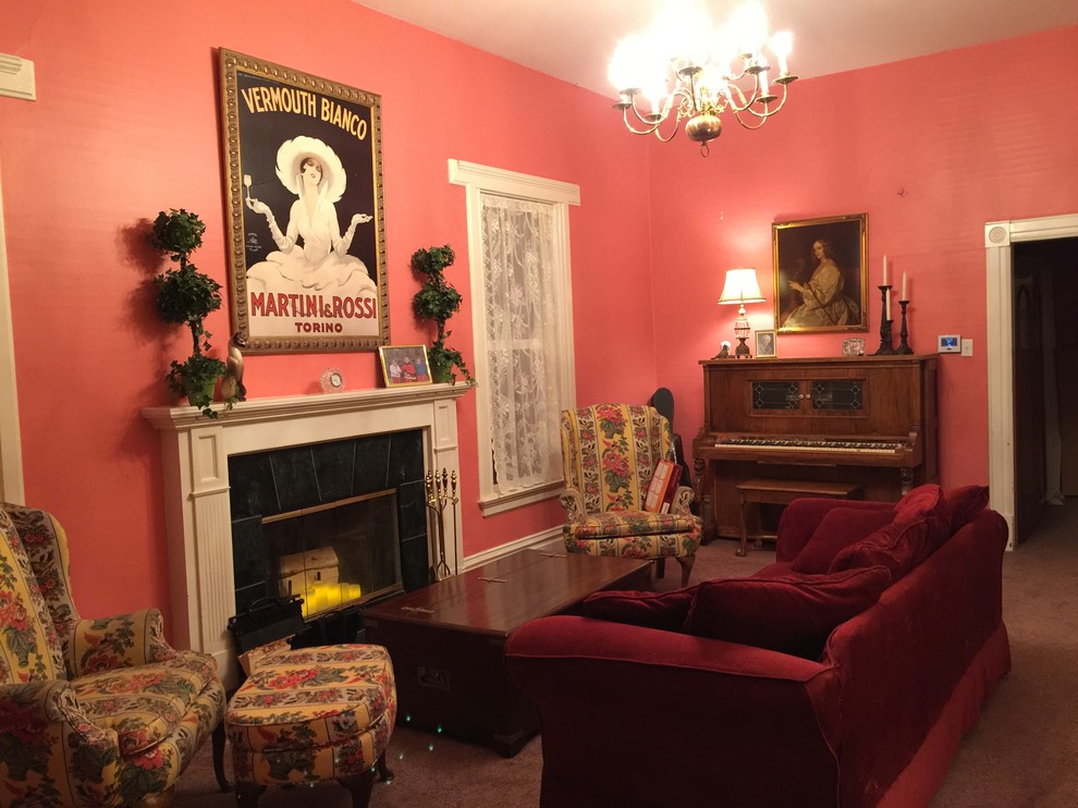 Источник вдохновения для домашнего уюта: большая открытая гостиная комната в викторианском стиле с розовыми стенами, ковровым покрытием, стандартным камином и фасадом камина из штукатурки без телевизора