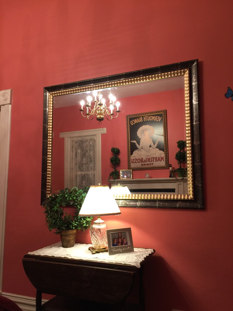 サンフランシスコにある高級な広いヴィクトリアン調のおしゃれなLDK (ピンクの壁、カーペット敷き、標準型暖炉、漆喰の暖炉まわり、テレビなし) の写真