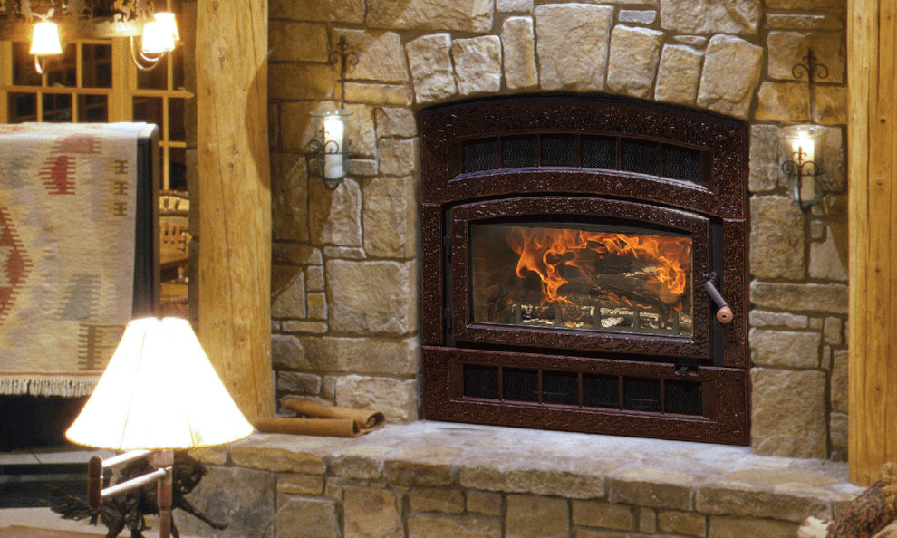 サクラメントにあるお手頃価格の小さなラスティックスタイルのおしゃれなリビング (ベージュの壁、磁器タイルの床、標準型暖炉、金属の暖炉まわり、テレビなし) の写真