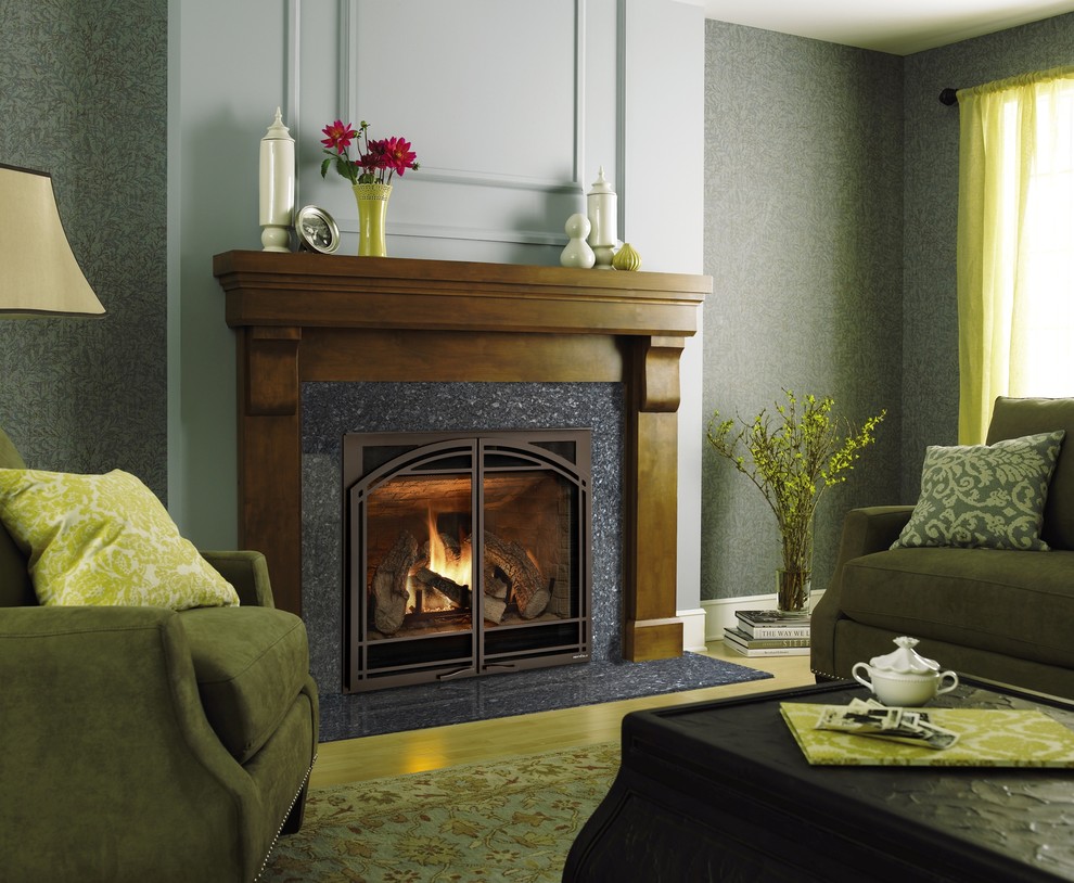 Cette image montre un salon traditionnel avec une salle de réception, un mur vert, parquet clair, une cheminée standard et un manteau de cheminée en carrelage.