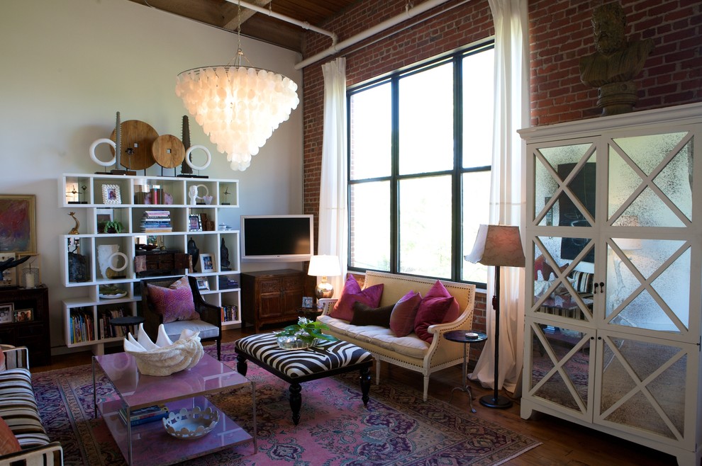 Foto di un soggiorno contemporaneo con libreria e TV a parete