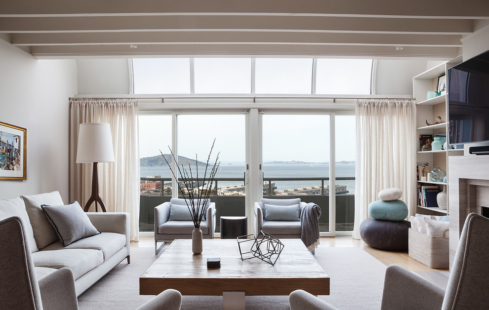 Пример оригинального дизайна: парадная гостиная комната в стиле неоклассика (современная классика) с белыми стенами и телевизором на стене