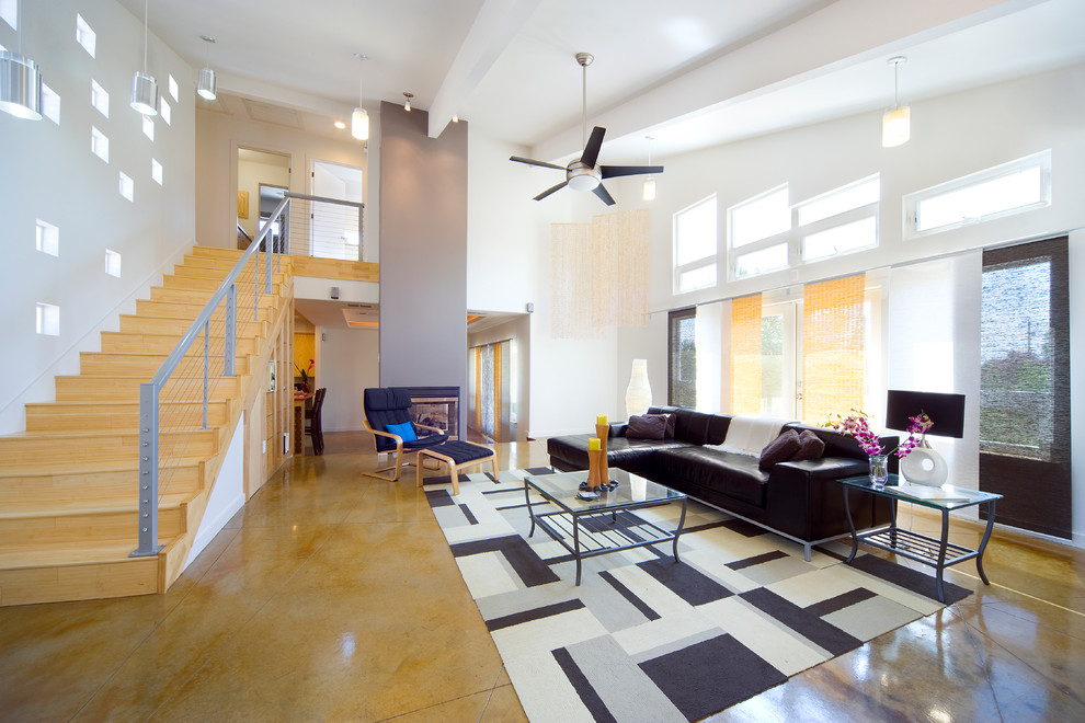 Modernes Wohnzimmer mit weißer Wandfarbe und Betonboden in Dallas