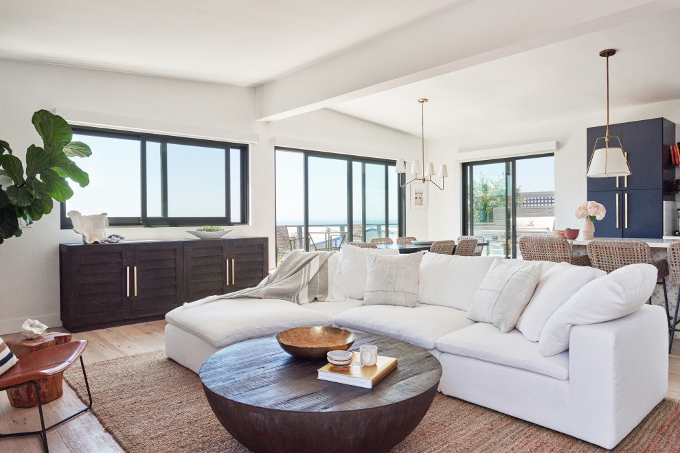 Mittelgroßes, Offenes Modernes Wohnzimmer ohne Kamin mit weißer Wandfarbe, hellem Holzboden, TV-Wand und braunem Boden in Los Angeles