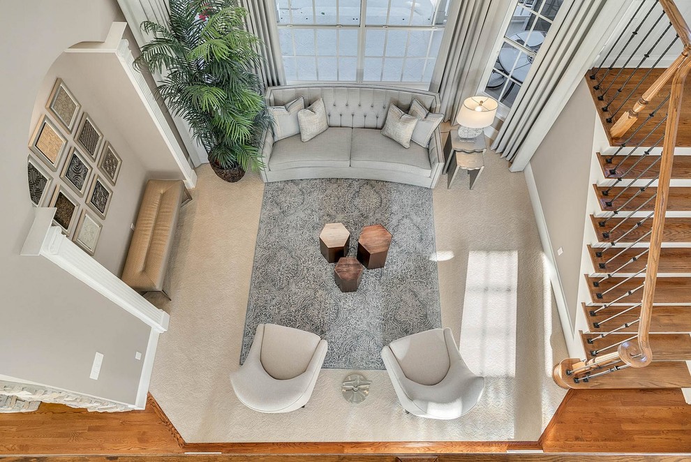 Foto di un soggiorno classico di medie dimensioni con pavimento in legno massello medio