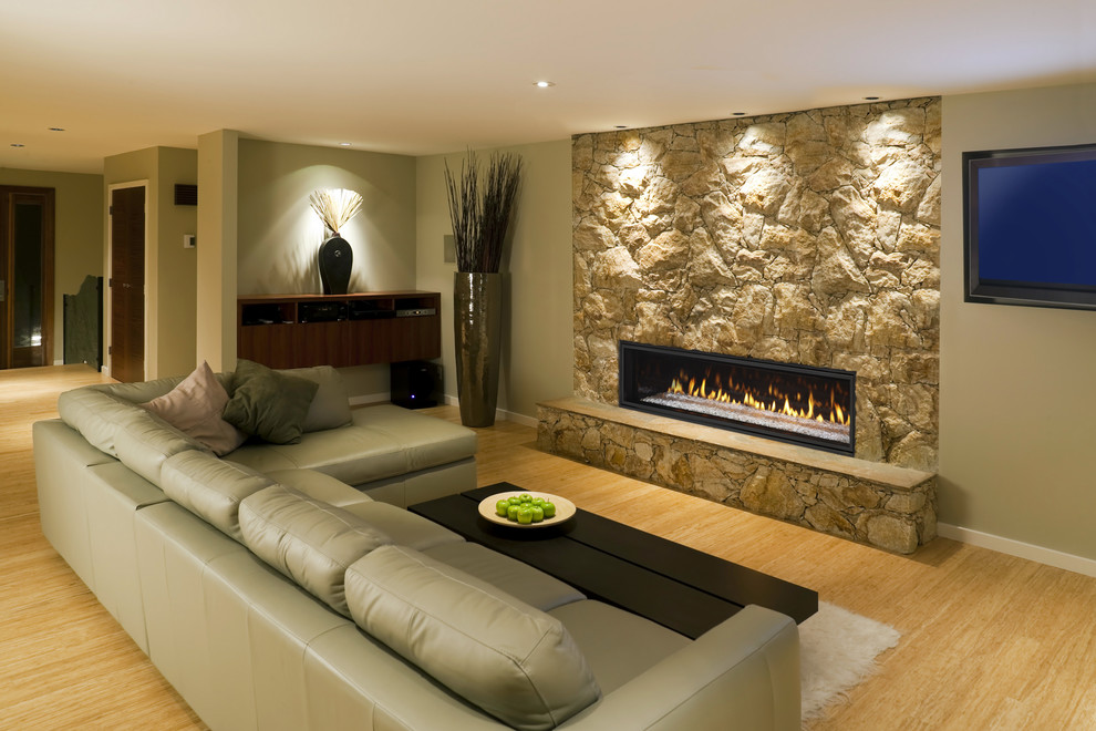 Diseño de salón para visitas abierto actual grande sin televisor con paredes beige, suelo de madera clara, chimenea lineal, marco de chimenea de piedra y suelo beige