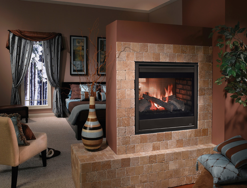 ヒューストンにある広いトラディショナルスタイルのおしゃれなリビング (茶色い壁、カーペット敷き、両方向型暖炉、石材の暖炉まわり、ベージュの床) の写真