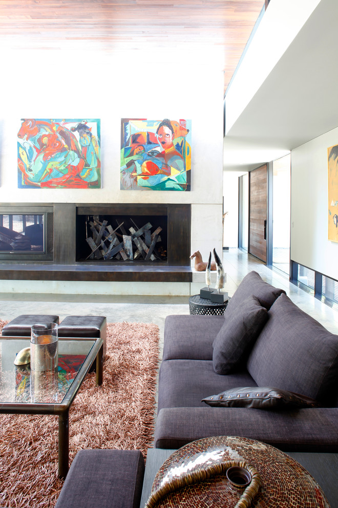 Источник вдохновения для домашнего уюта: открытая гостиная комната в современном стиле с белыми стенами, стандартным камином и телевизором на стене