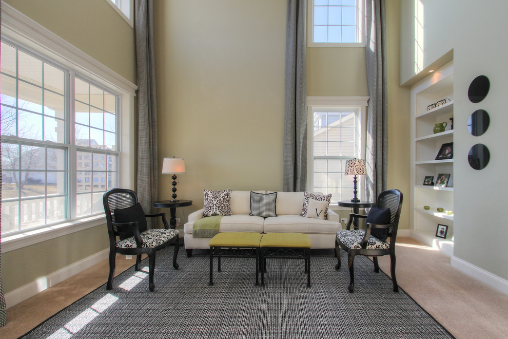 На фото: открытая гостиная комната в стиле неоклассика (современная классика) с бежевыми стенами и ковровым покрытием