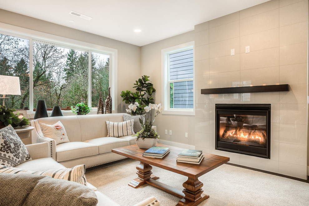 Fernseherloses Klassisches Wohnzimmer mit beiger Wandfarbe, Teppichboden und Gaskamin in Seattle
