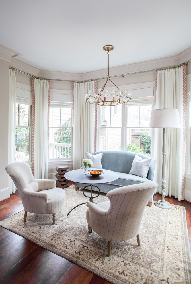 Foto di un soggiorno classico con sala formale, pareti beige e parquet scuro