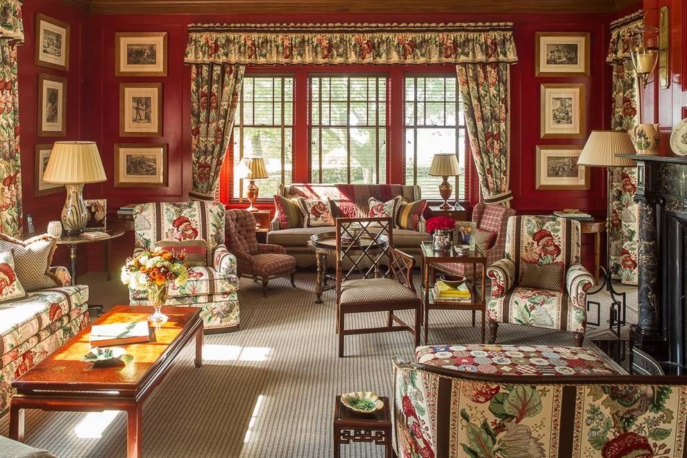 На фото: большая изолированная, парадная гостиная комната в классическом стиле с красными стенами, ковровым покрытием, стандартным камином и красивыми шторами с