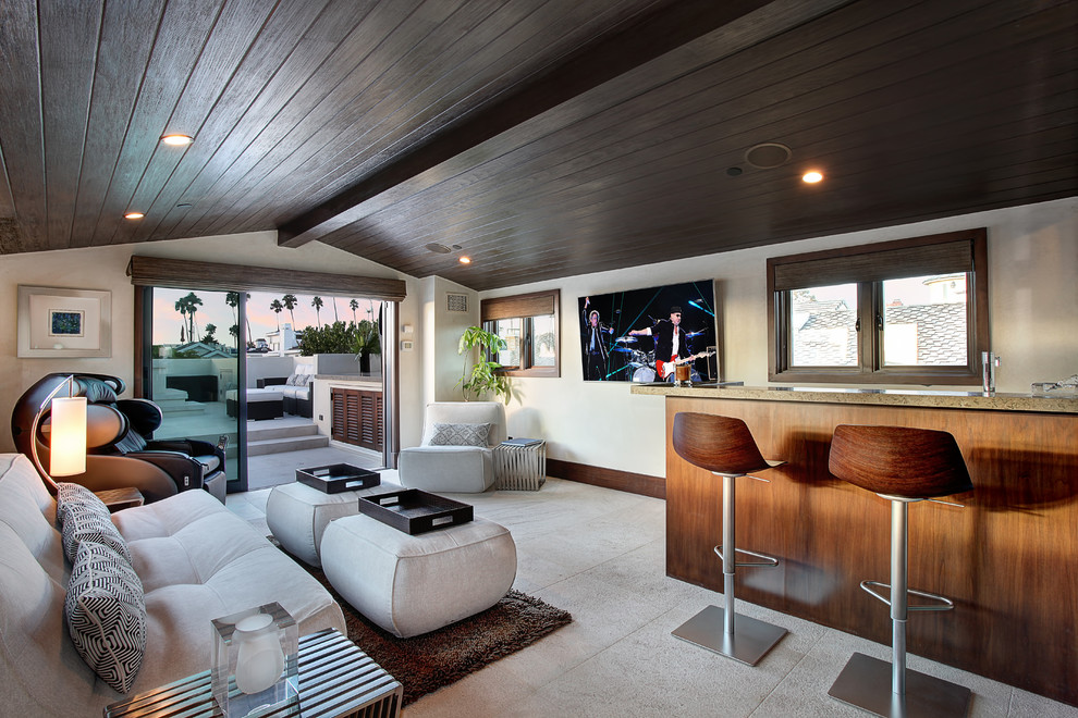 Foto di un soggiorno design con angolo bar, pareti bianche e TV a parete