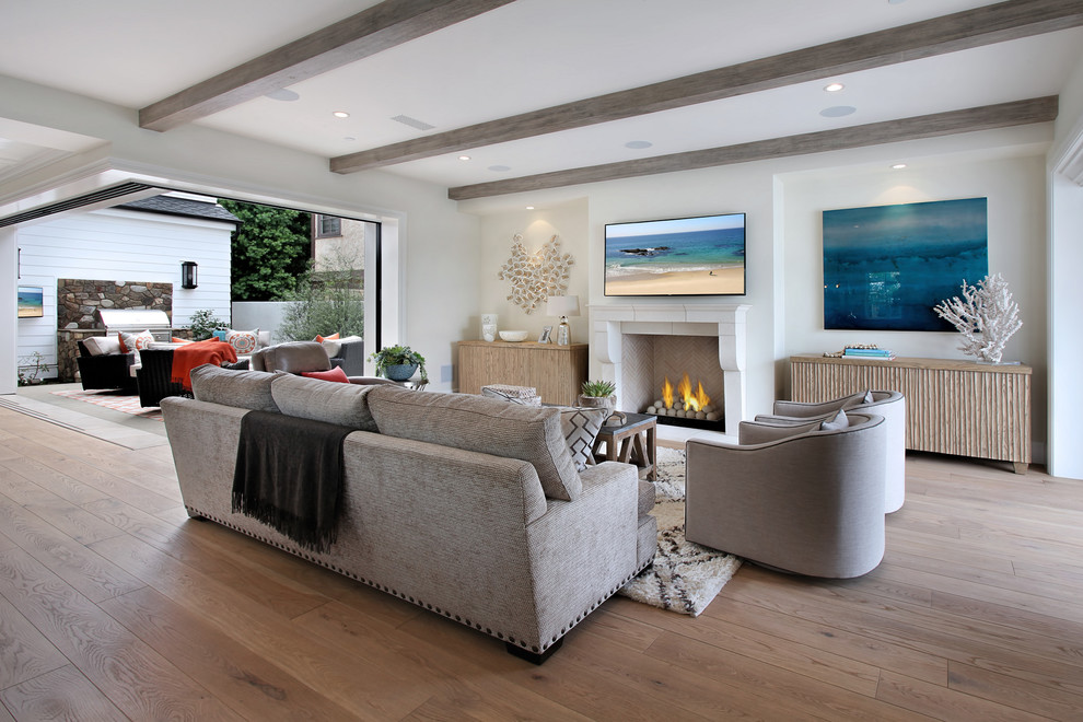 Idee per un soggiorno costiero con pareti bianche, pavimento in legno massello medio e camino classico