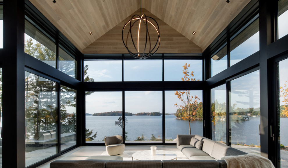 Inspiration pour un salon design ouvert avec parquet clair, un sol beige, un plafond voûté et un plafond en bois.