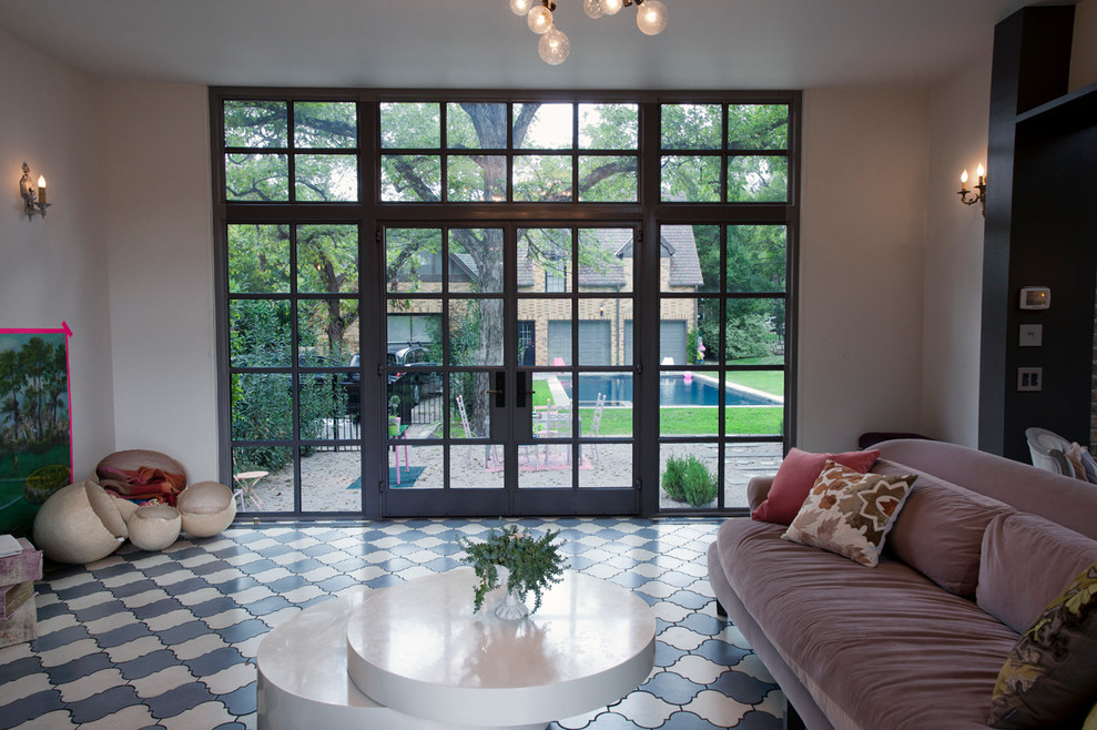 Diseño de salón cerrado bohemio de tamaño medio sin chimenea con paredes rosas, suelo de mármol, televisor independiente y suelo gris