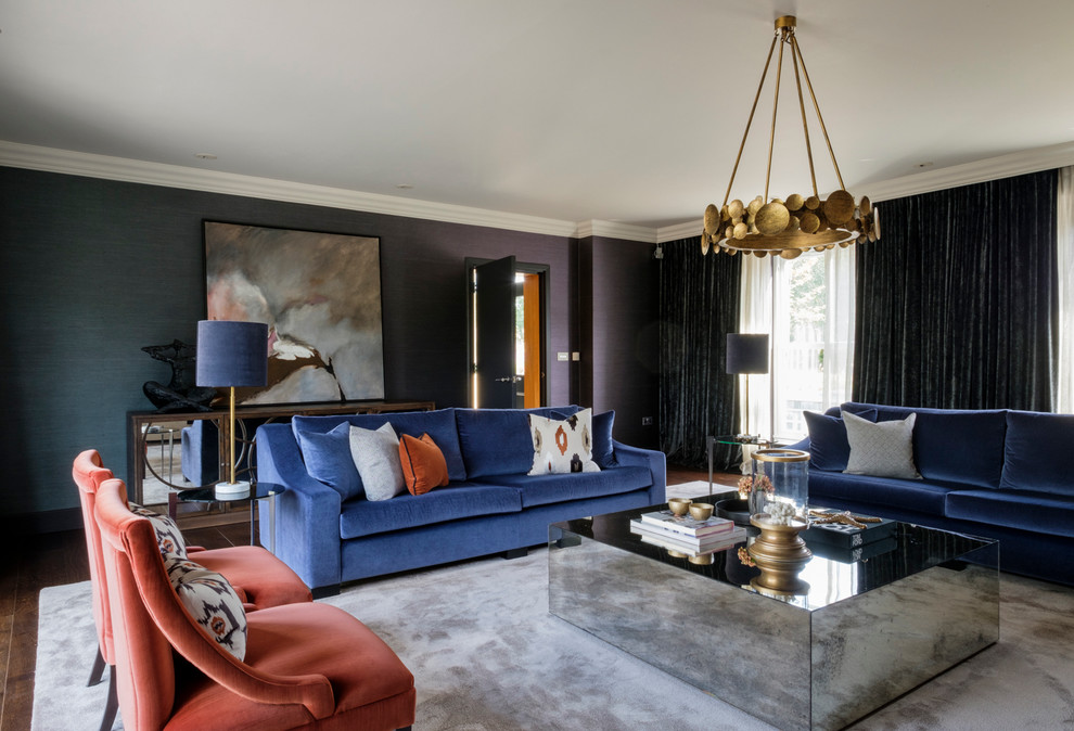 На фото: парадная, изолированная гостиная комната в стиле неоклассика (современная классика) с синими стенами и ковровым покрытием с