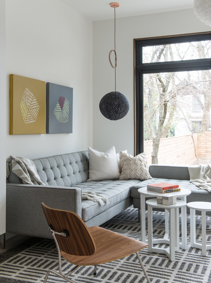 Mittelgroßes, Repräsentatives, Fernseherloses, Offenes Nordisches Wohnzimmer ohne Kamin mit weißer Wandfarbe und hellem Holzboden in Toronto