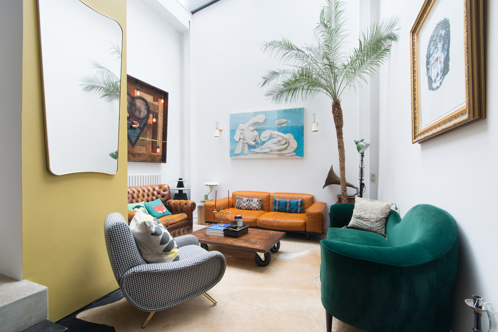 Abgetrenntes Eklektisches Wohnzimmer mit weißer Wandfarbe und beigem Boden in London