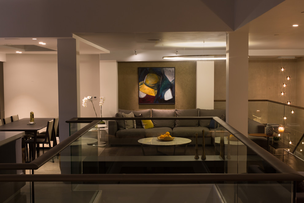 Esempio di un grande soggiorno moderno stile loft con pareti beige e moquette