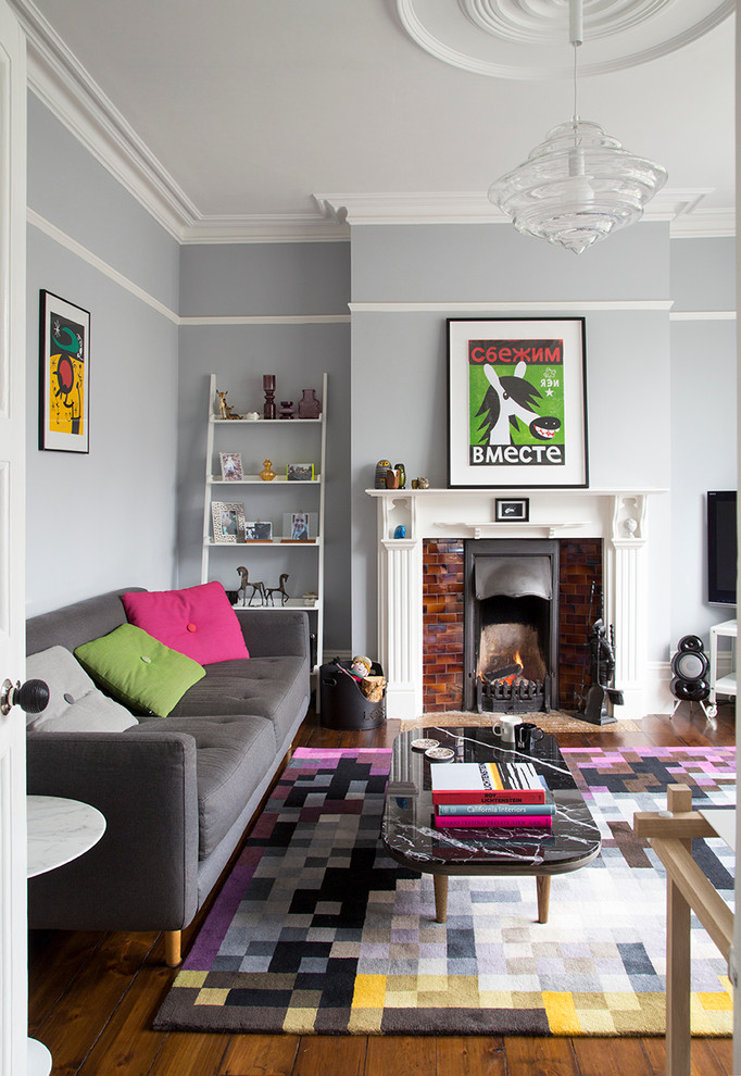 Mittelgroßes, Abgetrenntes Klassisches Wohnzimmer mit Kamin, blauer Wandfarbe, dunklem Holzboden und gefliester Kaminumrandung in London