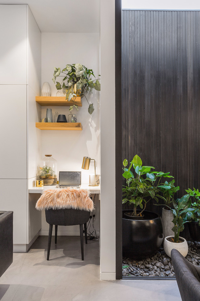 Mittelgroßes, Offenes Modernes Wohnzimmer mit grauer Wandfarbe, Betonboden, TV-Wand und grauem Boden in Melbourne