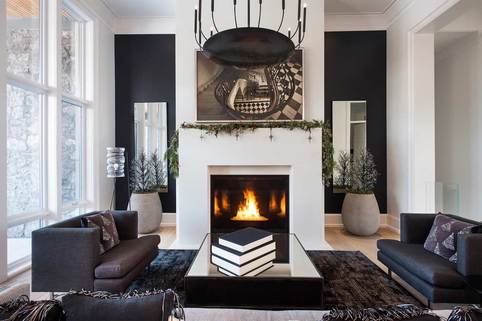 Repräsentatives, Fernseherloses, Abgetrenntes Modernes Wohnzimmer mit schwarzer Wandfarbe, hellem Holzboden und Kamin in Toronto
