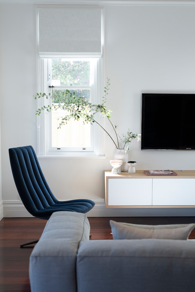Mittelgroßes, Offenes Modernes Wohnzimmer ohne Kamin mit weißer Wandfarbe, dunklem Holzboden, TV-Wand und braunem Boden in Perth