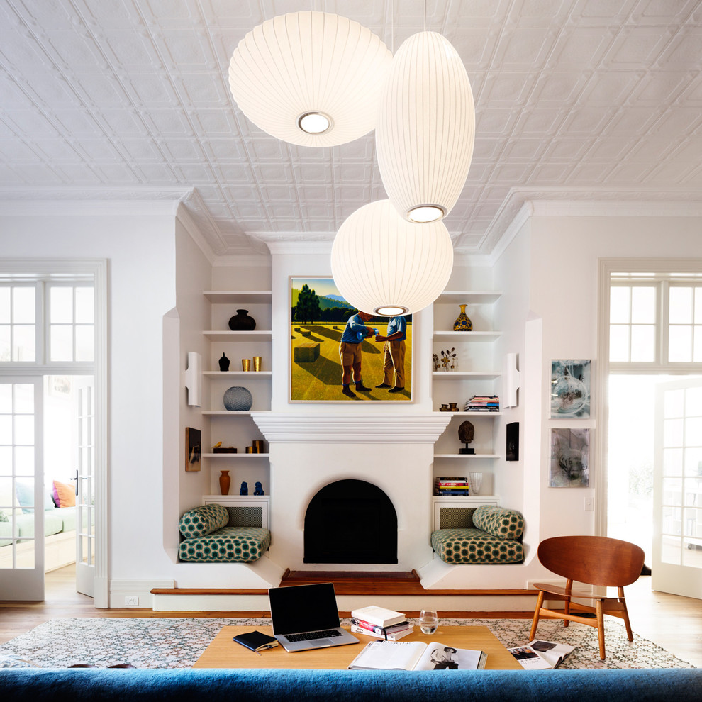 Repräsentatives, Fernseherloses Klassisches Wohnzimmer mit weißer Wandfarbe, braunem Holzboden, Kamin und verputzter Kaminumrandung in Sydney