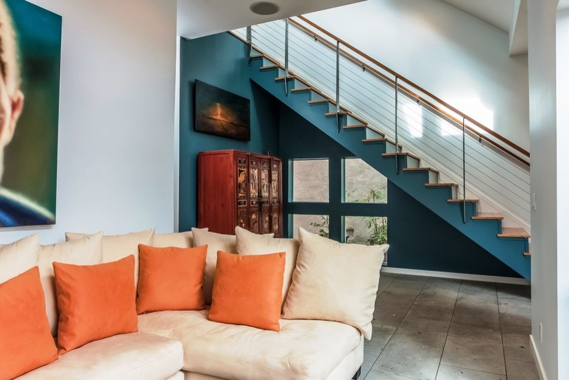 Идея дизайна: гостиная комната среднего размера в стиле фьюжн с разноцветными стенами и бетонным полом без камина, телевизора