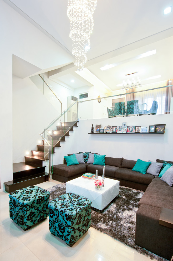 На фото: парадная гостиная комната в современном стиле с белыми стенами и коричневым диваном с