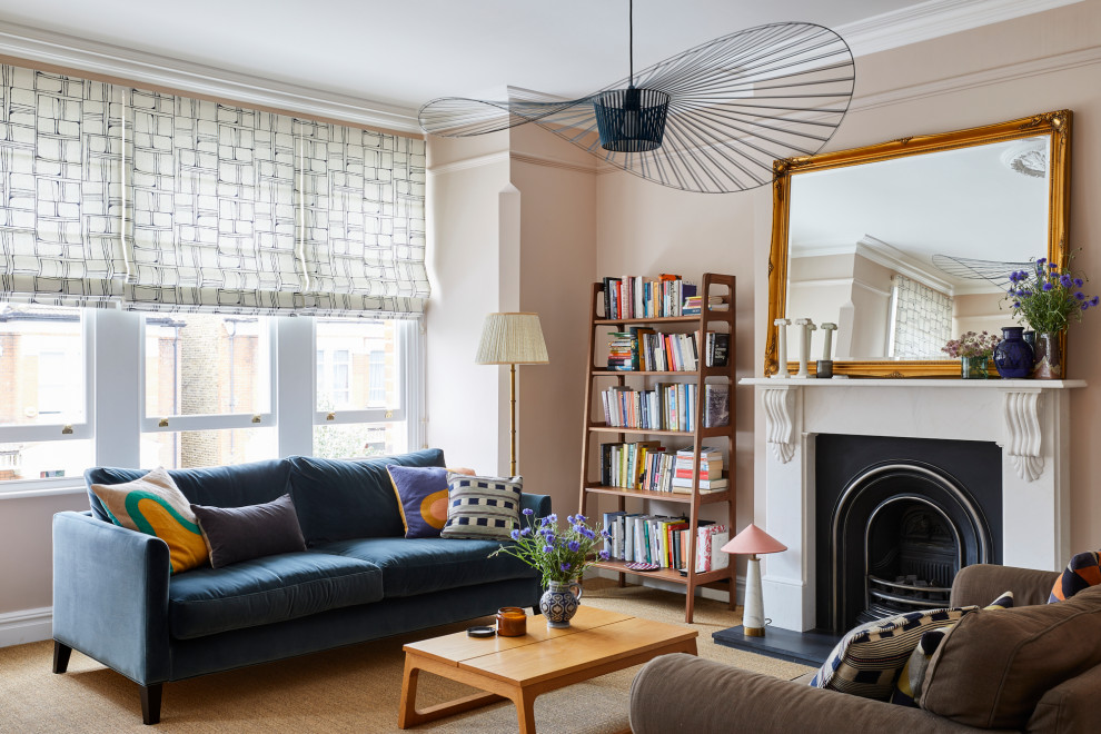 Idee per un soggiorno minimal chiuso con pareti rosa, moquette, camino classico e pavimento marrone