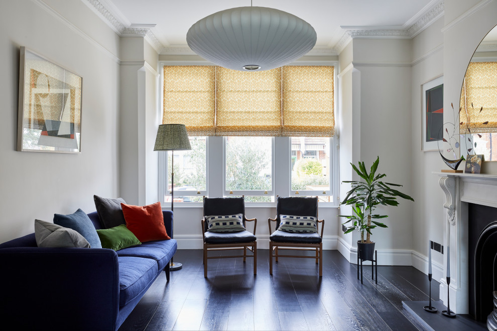 Offenes Modernes Wohnzimmer mit grauer Wandfarbe, dunklem Holzboden, Kamin und braunem Boden in London