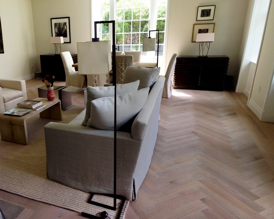 Kleines, Repräsentatives, Offenes Klassisches Wohnzimmer ohne Kamin mit beiger Wandfarbe, hellem Holzboden und braunem Boden in New York