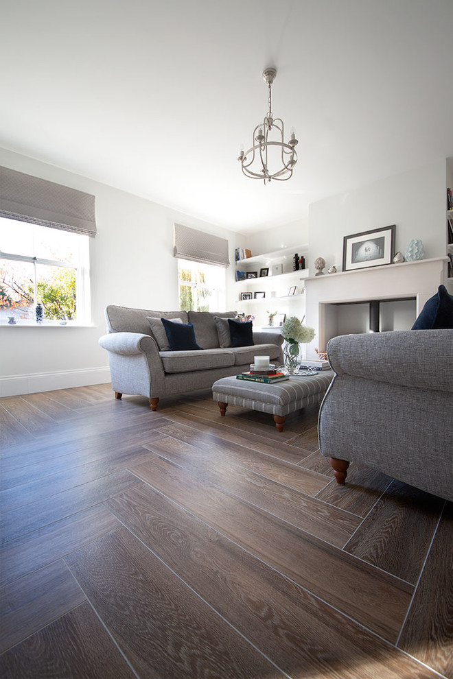 Immagine di un grande soggiorno country con pavimento in gres porcellanato e pavimento marrone
