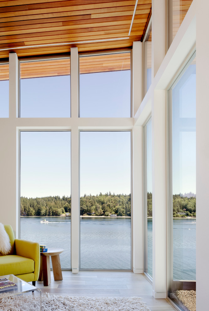 Kleines, Offenes, Fernseherloses Modernes Wohnzimmer ohne Kamin mit weißer Wandfarbe und hellem Holzboden in Seattle