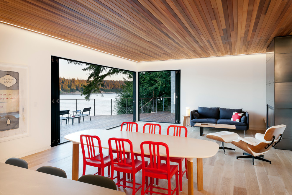 Aménagement d'un petit salon contemporain ouvert avec un mur blanc, parquet clair, une cheminée ribbon, un manteau de cheminée en métal, aucun téléviseur et un sol marron.