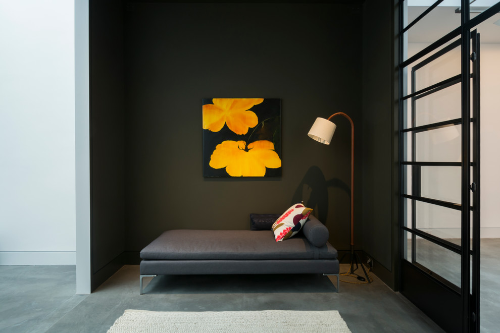 Repräsentatives, Offenes Industrial Wohnzimmer mit schwarzer Wandfarbe und Betonboden in London