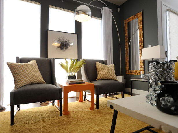 На фото: гостиная комната в современном стиле с серыми стенами и ковровым покрытием