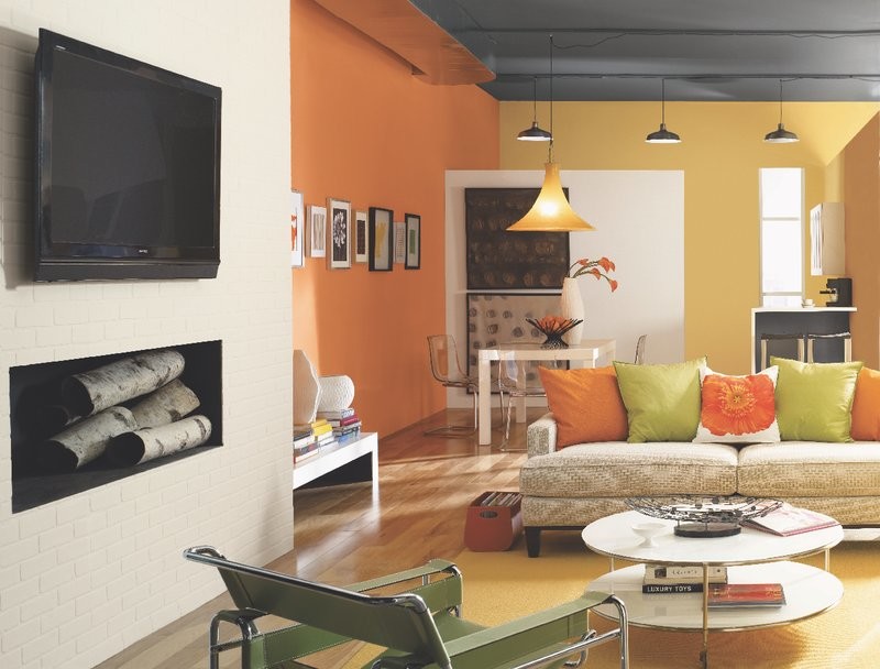 Immagine di un soggiorno contemporaneo con pareti multicolore