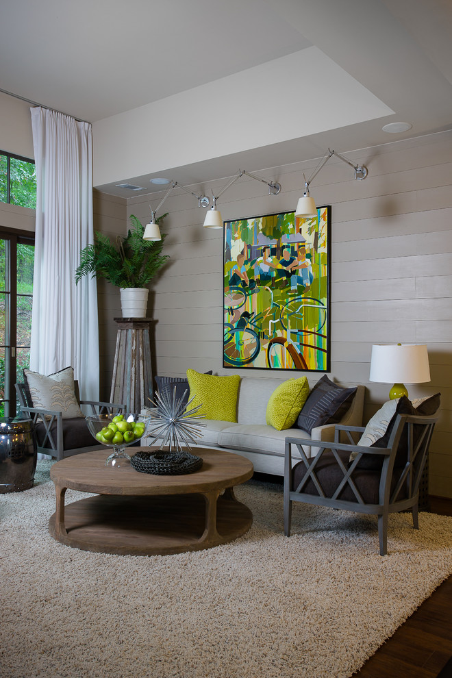 Mittelgroßes, Offenes Klassisches Wohnzimmer mit grauer Wandfarbe und dunklem Holzboden in Atlanta