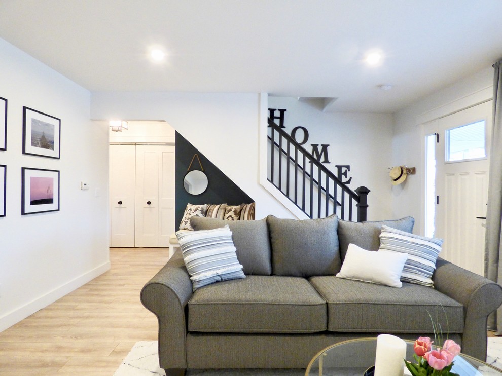 Источник вдохновения для домашнего уюта: открытая гостиная комната среднего размера в стиле неоклассика (современная классика) с белыми стенами
