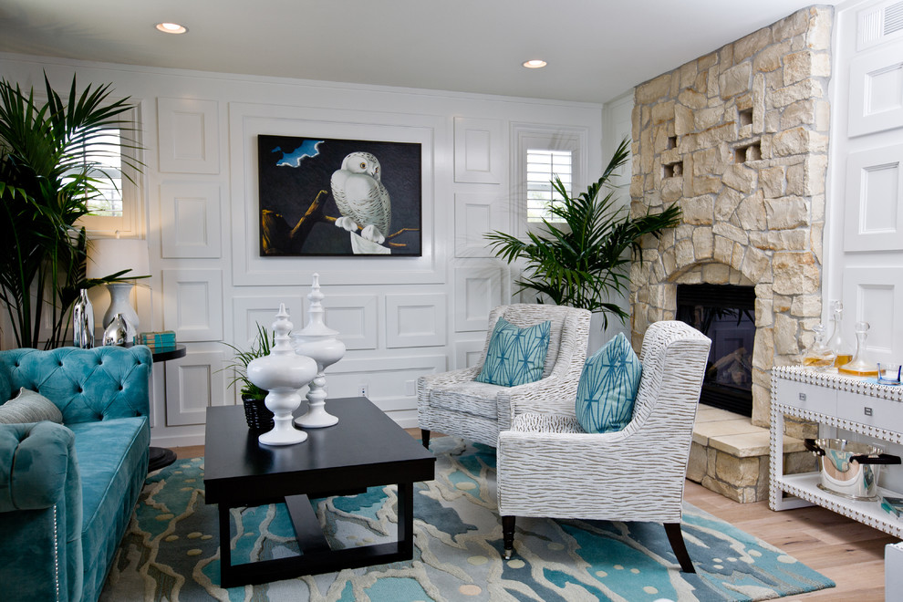 Источник вдохновения для домашнего уюта: парадная гостиная комната в современном стиле с стандартным камином и фасадом камина из камня без телевизора