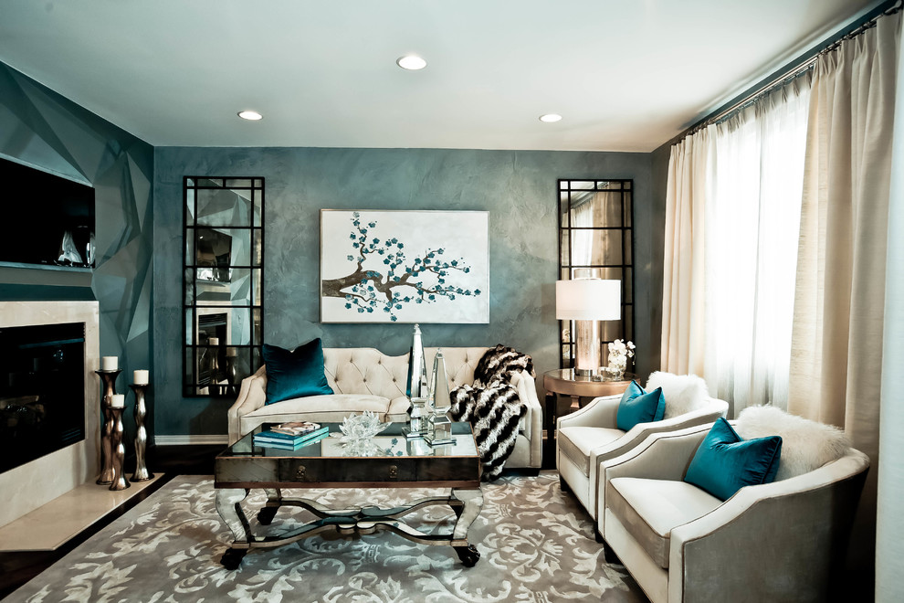 На фото: открытая гостиная комната среднего размера в современном стиле с синими стенами, стандартным камином, фасадом камина из бетона, темным паркетным полом и телевизором на стене с