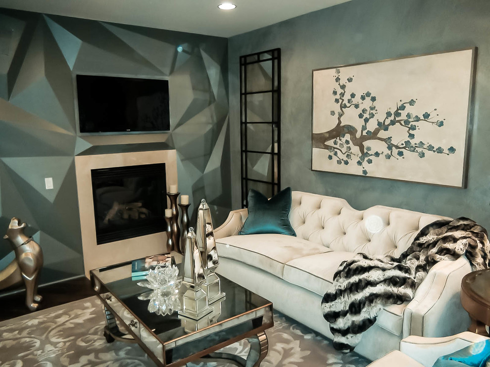Esempio di un soggiorno design di medie dimensioni e aperto con sala formale, pareti blu, camino classico, cornice del camino in cemento, parquet scuro e TV a parete