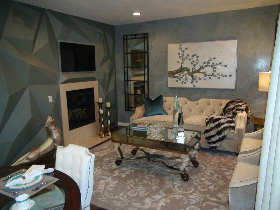 Mittelgroßes, Repräsentatives, Offenes Modernes Wohnzimmer mit blauer Wandfarbe, Kamin, Kaminumrandung aus Beton, dunklem Holzboden und TV-Wand in Miami