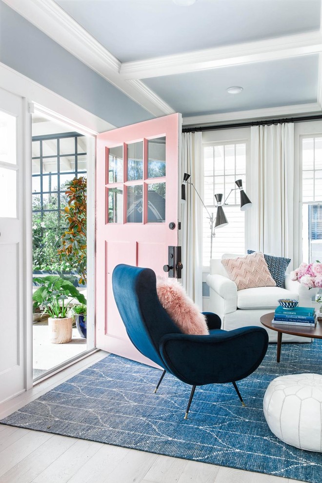 Immagine di un grande soggiorno chic aperto con pareti blu, parquet chiaro e pavimento bianco